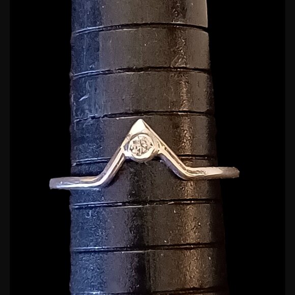 925 Sterling Silver V Shaped Band CZ Ring Size 7.75 - Picture 7 of 7